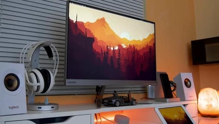 5 Best PC Mon­i­tors With Built-in Speak­ers Under $300